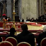 Una multitud silenciosa da el último adiós al papa emérito Benedicto XVI