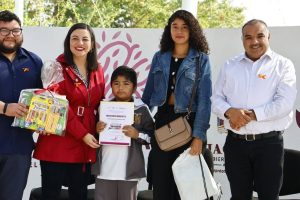 NIÑO HÉCTOR SANTIAGO CARBAJAL NAREZ, RECIBE RECONOCIMIENTO