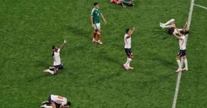 México lucha hasta el final, pero Inglaterra vence 3-2 y rompe su invicto mundialista en el Azteca