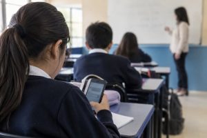 SEP anuncia acuerdo para restringir celulares en escuelas a partir de octubre