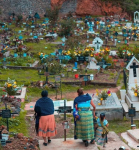 Panteón de Janitzio solo podrá verse desde el mirador; entregan 4 mdp para la Noche de Ánimas en Michoacán